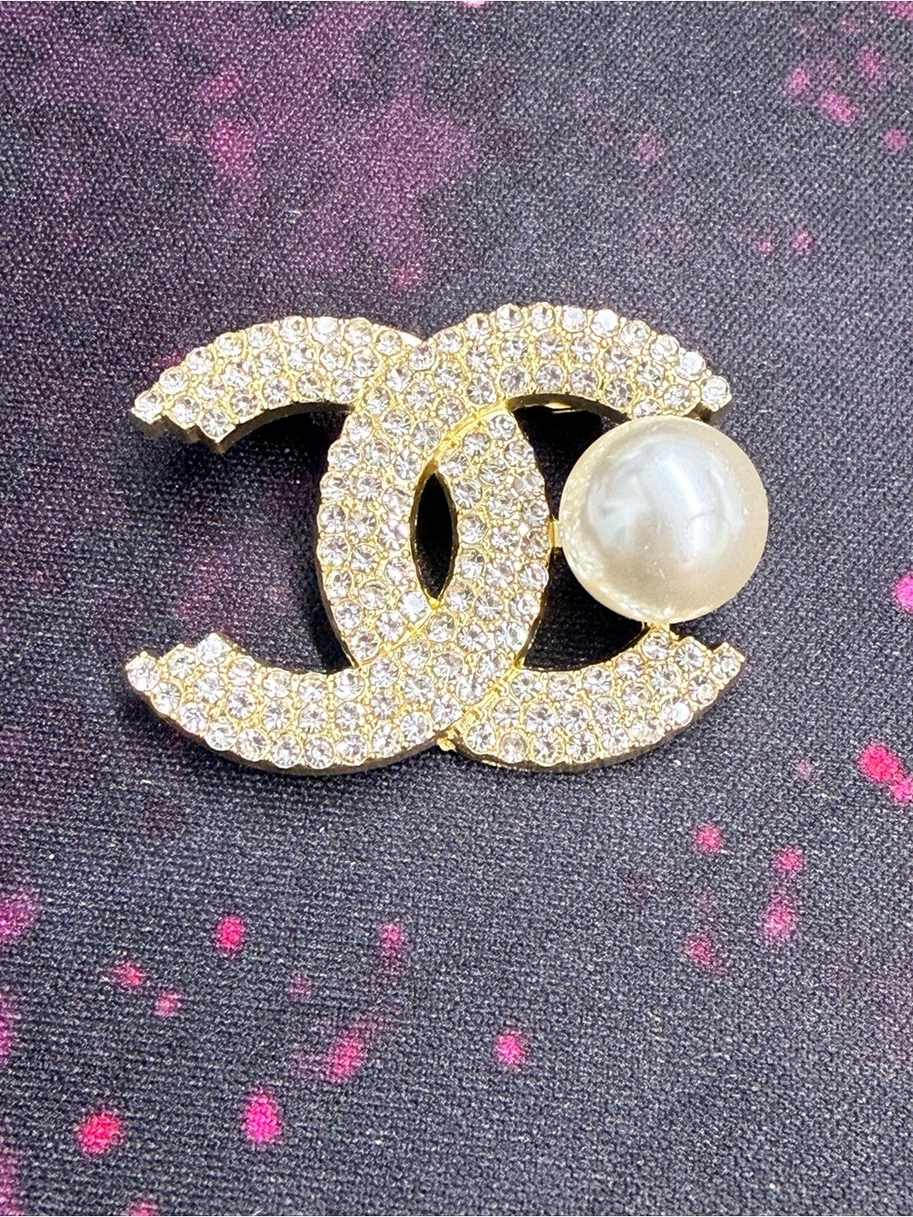 Fashion Jewelry Gold Crystal Double-C Logo Brooch with Pearl